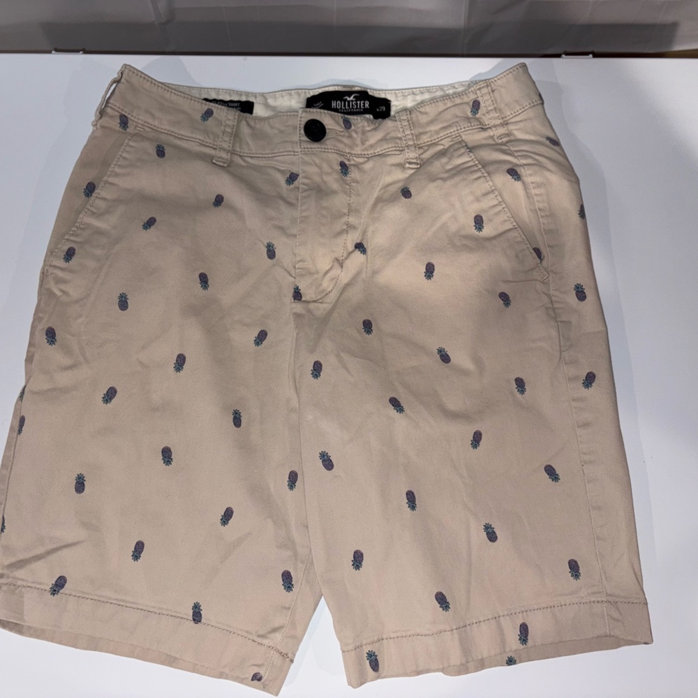 Hollister Men's Tan Shorts with Purple Pineapple Print